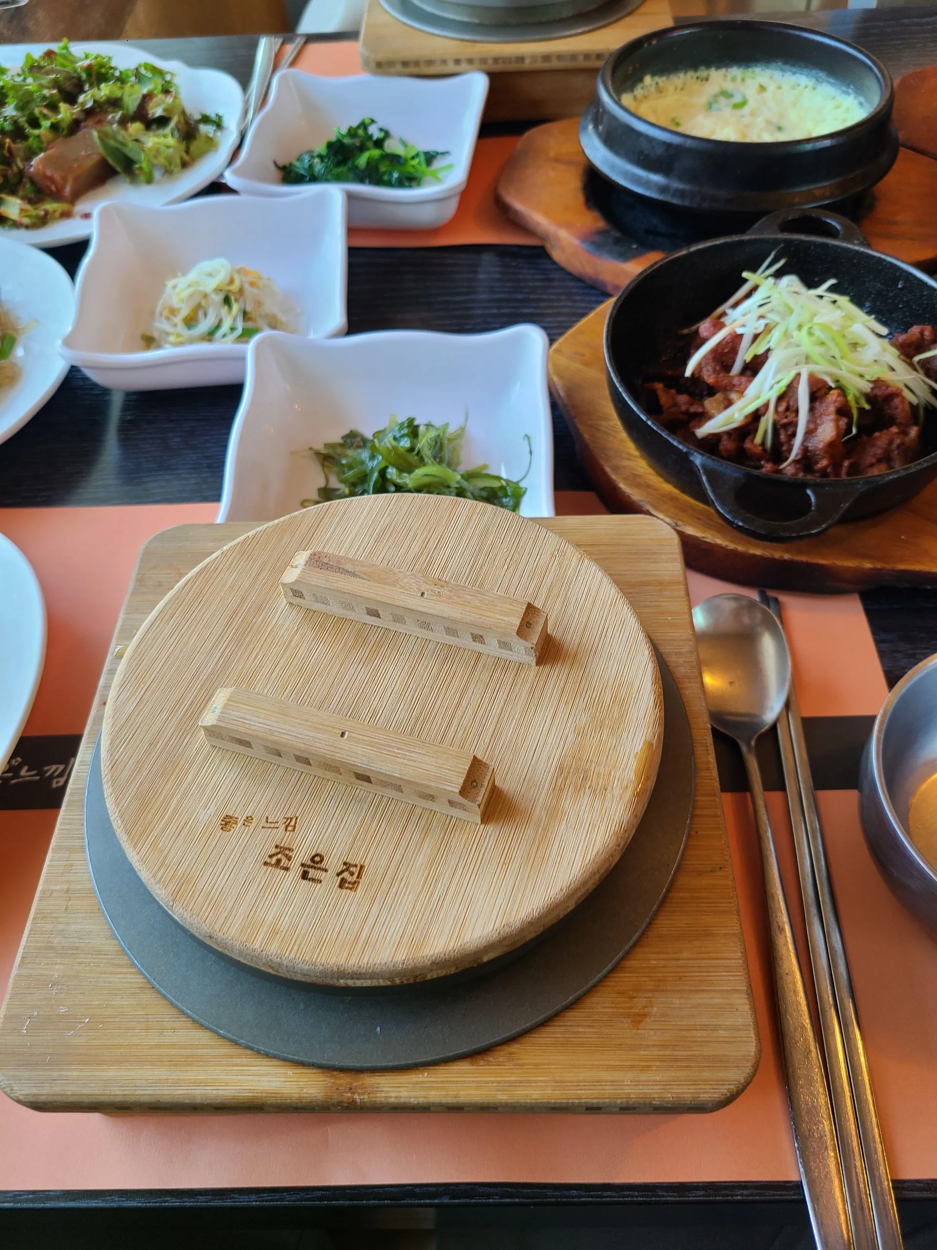 조은집 · 원문 게시 당시 방문 사진 (2022-05-31T16:38:34+09:00). 연희동 조은집 방문 본문·직접 주문 한정식과 실내 확인. 제3자 음식사진이 중심인 메뉴/벽면 포스터 보류.