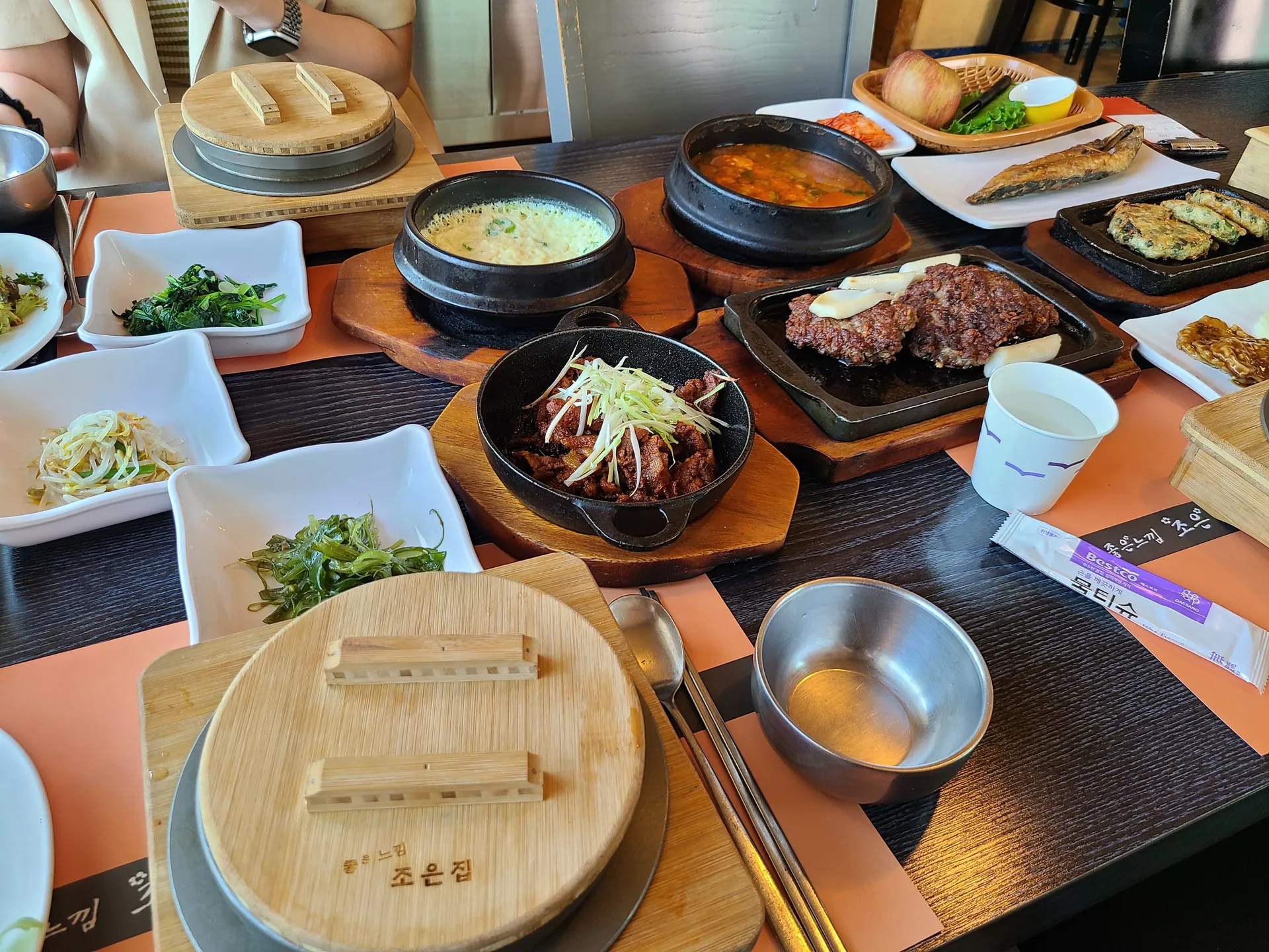 조은집 · 원문 게시 당시 방문 사진 (2022-05-31T16:38:34+09:00). 연희동 조은집 방문 본문·직접 주문 한정식과 실내 확인. 제3자 음식사진이 중심인 메뉴/벽면 포스터 보류.