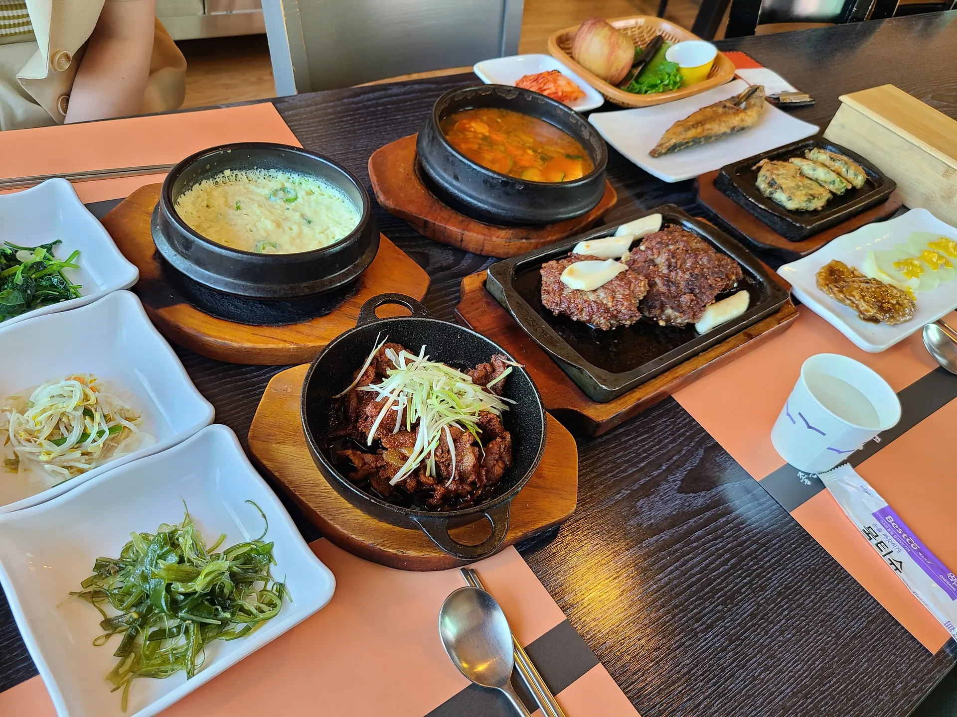 조은집 · 원문 게시 당시 방문 사진 (2022-05-31T16:38:34+09:00). 연희동 조은집 방문 본문·직접 주문 한정식과 실내 확인. 제3자 음식사진이 중심인 메뉴/벽면 포스터 보류.