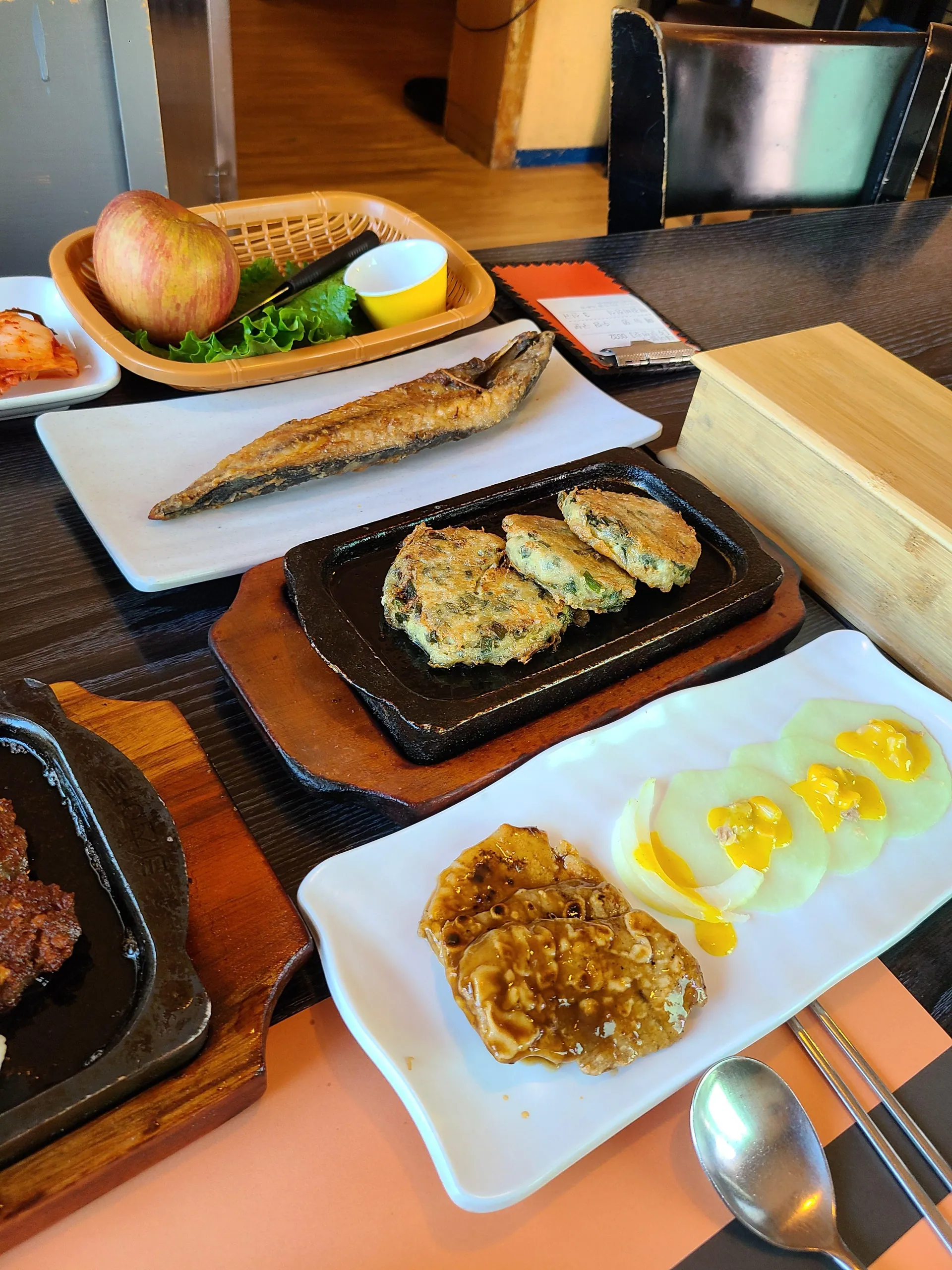 조은집 · 원문 게시 당시 방문 사진 (2022-05-31T16:38:34+09:00). 연희동 조은집 방문 본문·직접 주문 한정식과 실내 확인. 제3자 음식사진이 중심인 메뉴/벽면 포스터 보류.