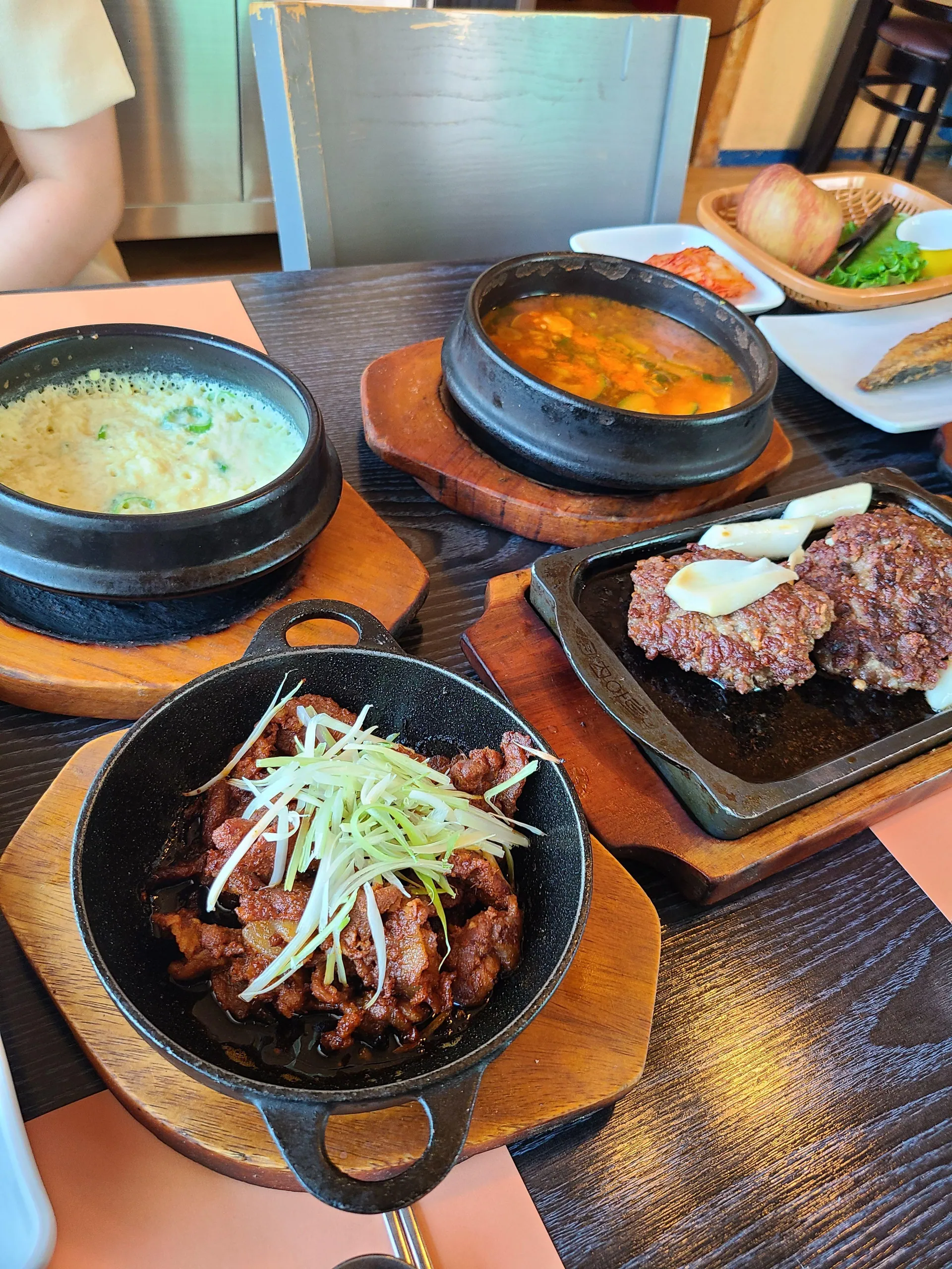 조은집 · 원문 게시 당시 방문 사진 (2022-05-31T16:38:34+09:00). 연희동 조은집 방문 본문·직접 주문 한정식과 실내 확인. 제3자 음식사진이 중심인 메뉴/벽면 포스터 보류.
