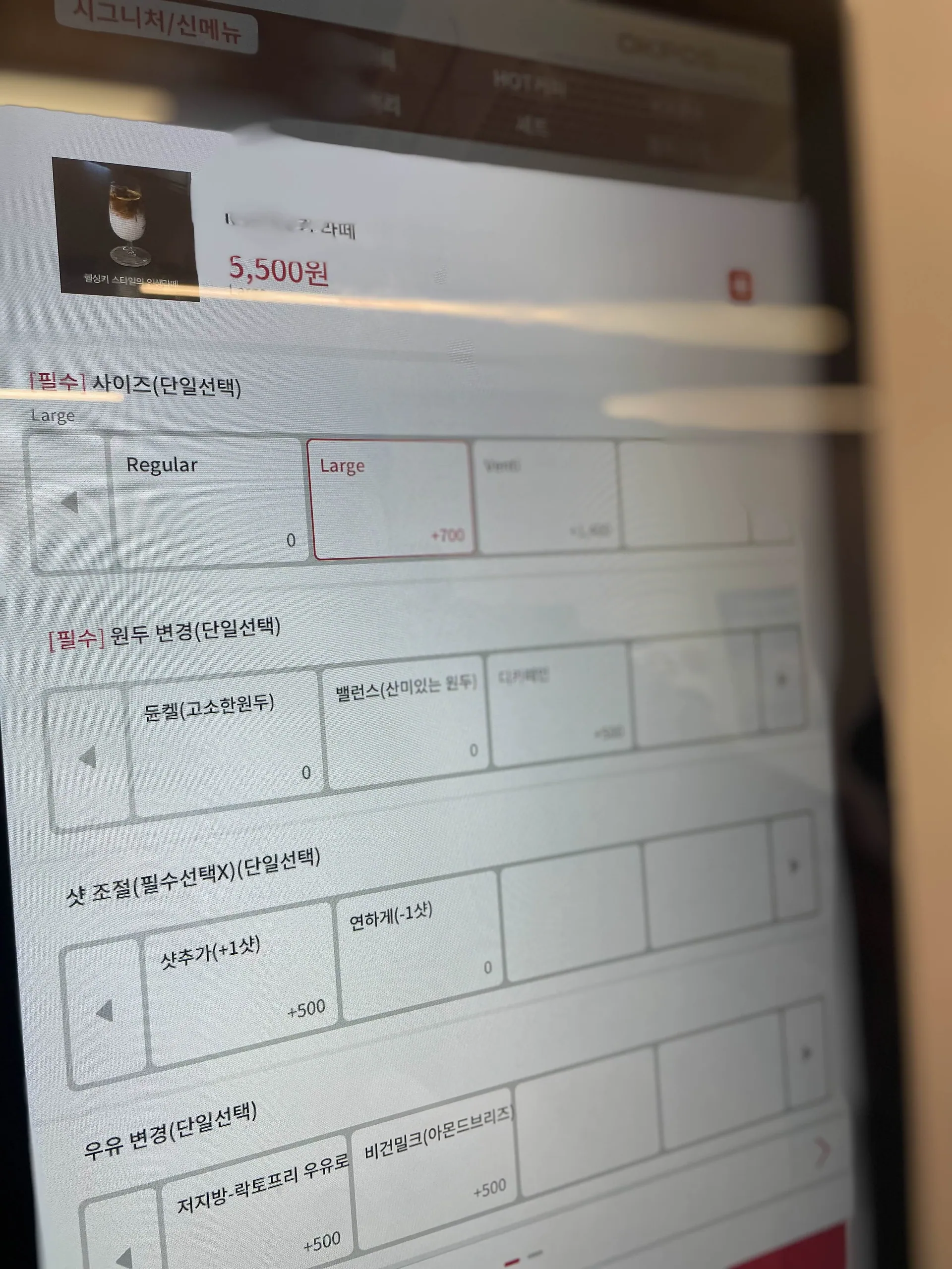 미니말레 커피뢰스터 양재본점 · 원문 게시 당시 방문 사진 (2025-02-24T21:03:21+09:00). 강남대로10길32 양재본점 외관·실내·원두/디저트·직접 구입 라떼 확인. 제3자 포스터/향미차트는 보류, 그래픽 스티커 제외. ND 전체 원본 보조 사용.