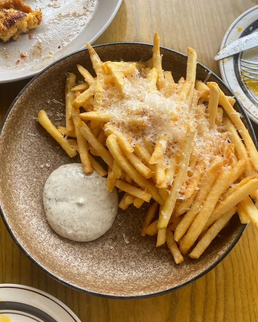 Fries and dip served at 광안리남매.