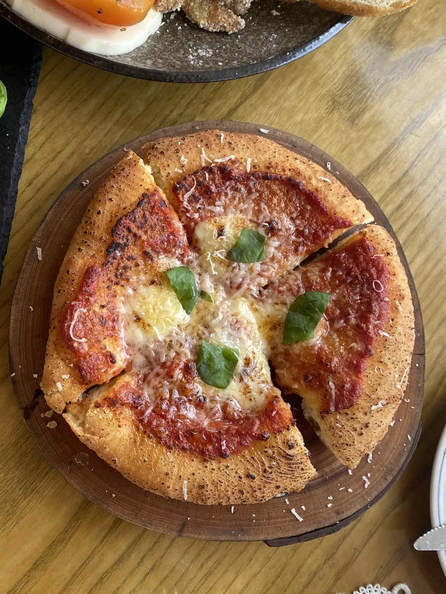 Pizza served at 광안리남매.