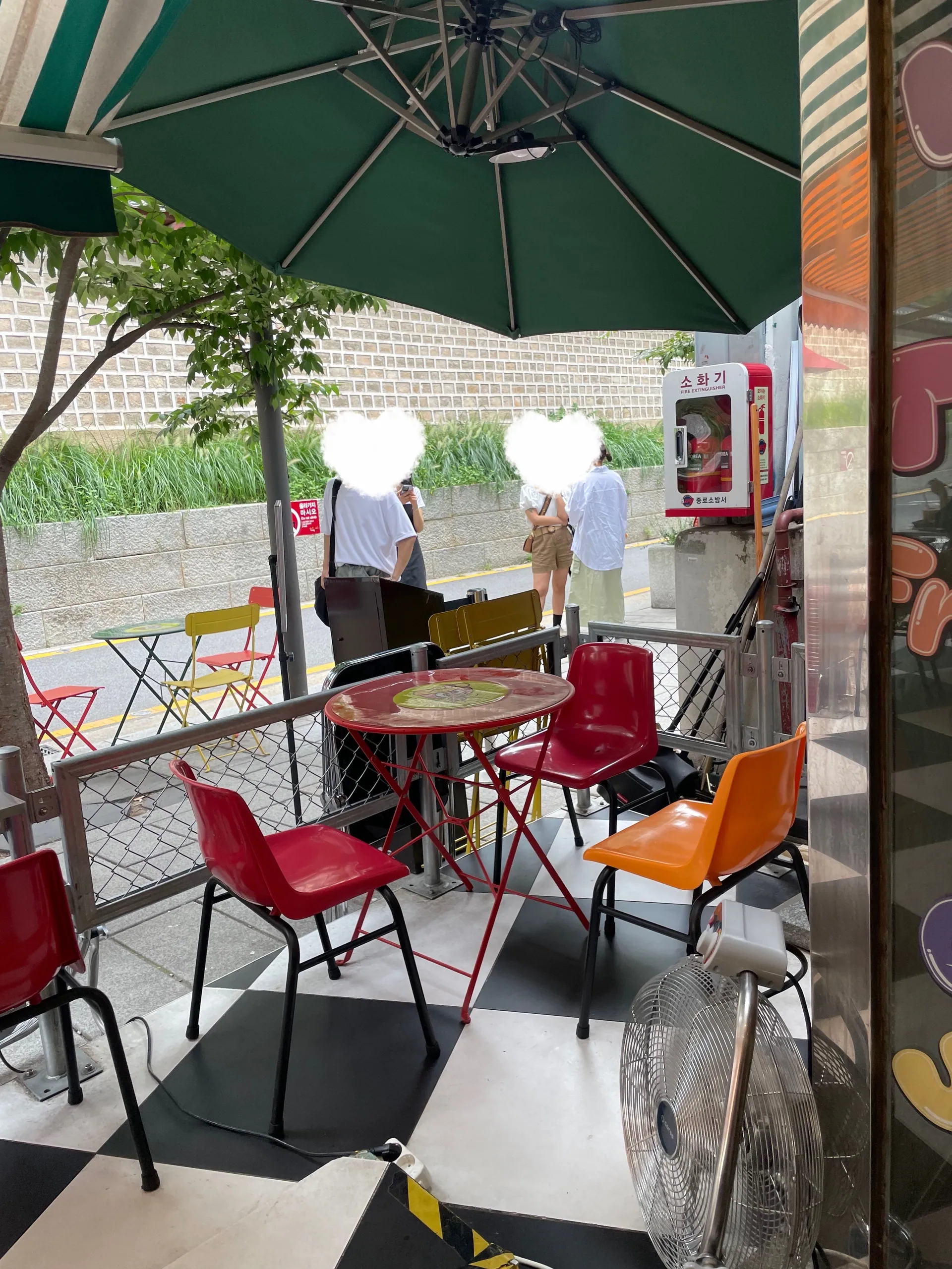 Second terrace angle; guests are blurred; no mural artwork selected. (2024년 방문기)